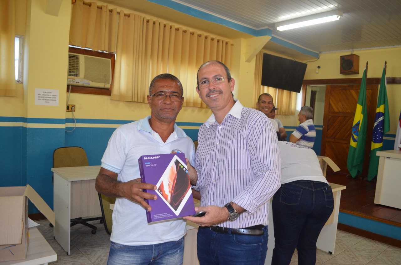Secretaria de Saúde de Camacã faz entrega de 70 Tabletes para Agentes Comunitários